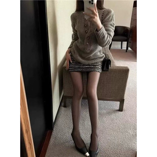 Áo Len Dài Tay Dáng Ôm Cổ Lửng Phối Khuy Kết Hợp Chân Váy Bling Phong Cách