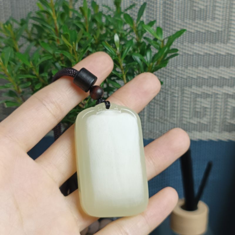 Mặt dây chuyền vô sự bài ngọc hòa điền tự nhiên màu xanh nhạt ,có kiểm định