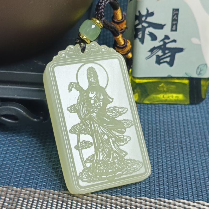 Mặ bài quan âm bồ tát nam hải ngọc hòa điền tự nhiên ,giúp mang lại may mắn bình an ,tặng kèm dây đeo