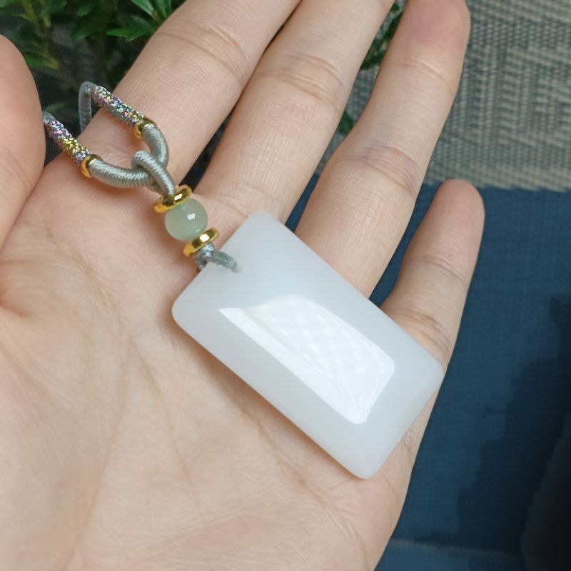Mặt dây chuyền vô sự ngọc hòa điền biểu tượng của địa vị, hộ gia chủ được bình an vô sự thể hiện phong cách sang trọng