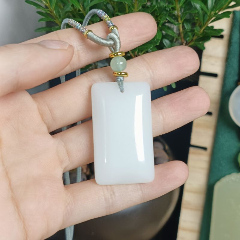 Mặt dây chuyền vô sự ngọc hòa điền biểu tượng của địa vị, hộ gia chủ được bình an vô sự thể hiện phong cách sang trọng