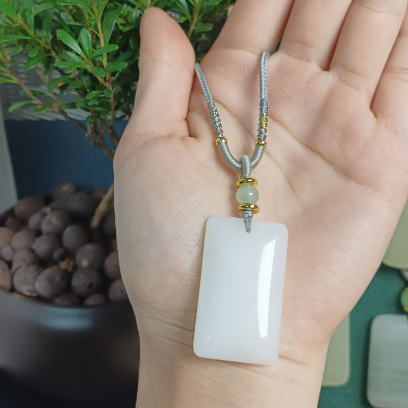 Mặt dây chuyền vô sự ngọc hòa điền biểu tượng của địa vị, hộ gia chủ được bình an vô sự thể hiện phong cách sang trọng
