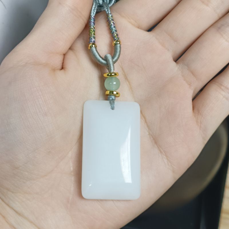 Mặt dây chuyền vô sự ngọc hòa điền biểu tượng của địa vị, hộ gia chủ được bình an vô sự thể hiện phong cách sang trọng