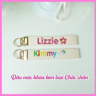 Móc Khoá, Name Tag Thêu Tên Theo Yêu Cầu treo balo Cho Bé + S.  d   th.o. ai Bố Mẹ Mặt Sau cực dễ thương