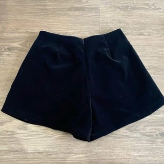 Quần short nhung trơn cạp liền lưng cao ôm dáng