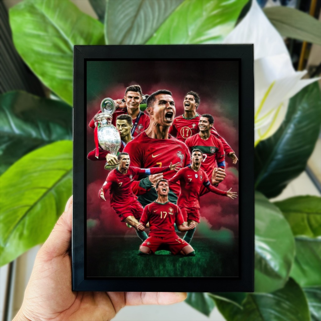 Poster Tranh Ảnh Để Bàn Cầu Thủ Bóng Đá Cristiano Ronaldo (CR7) Decor Không Gian Làm Việc, Quà Tặng (Có Thể Treo)