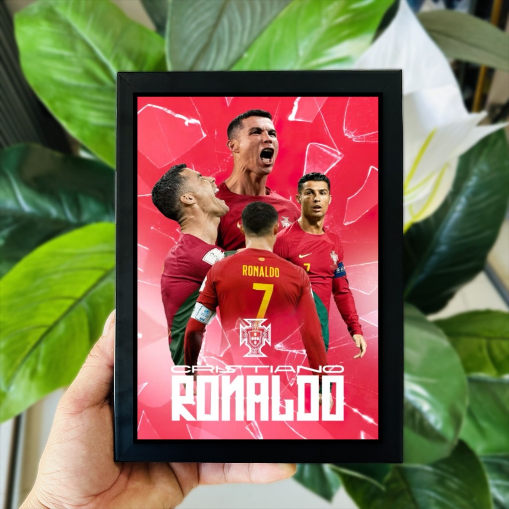 Poster Tranh Ảnh Để Bàn Cầu Thủ Bóng Đá Cristiano Ronaldo (CR7) Decor Không Gian Làm Việc, Quà Tặng (Có Thể Treo)