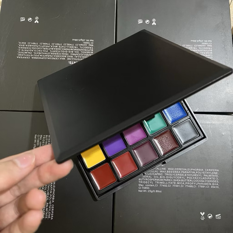 Hàng loại 1-Bảng son vỏ đen ko hiệu 25 ô, dùng pha màu học make up. Chất son mịn, lì, lên màu đúng.