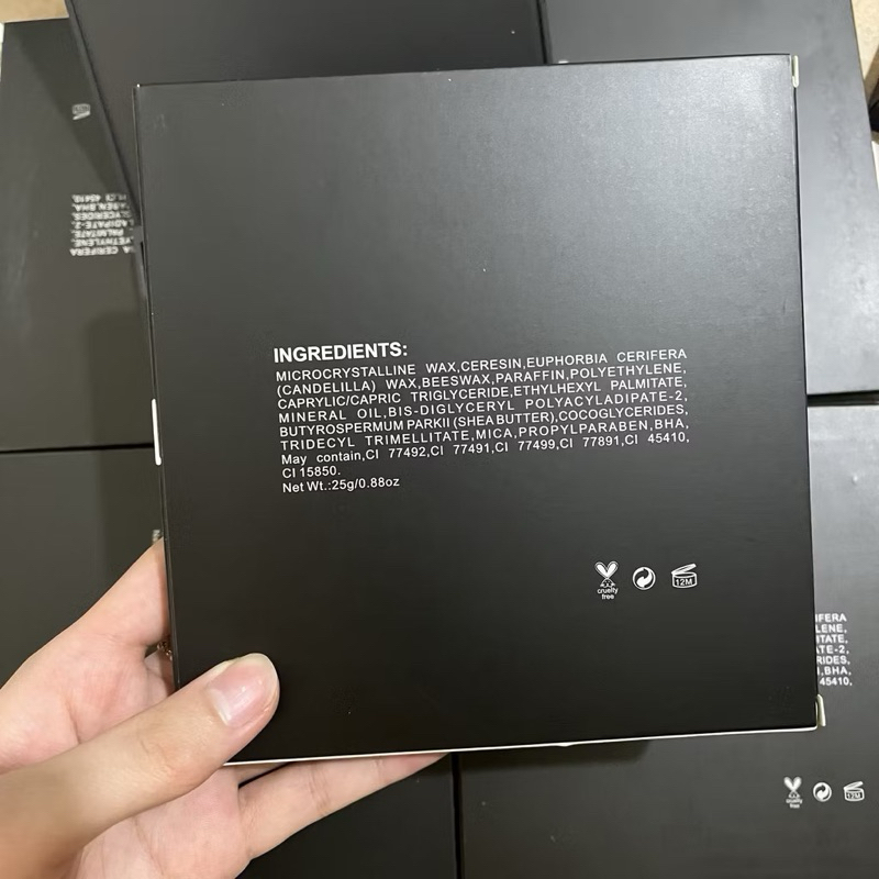 Hàng loại 1-Bảng son vỏ đen ko hiệu 25 ô, dùng pha màu học make up. Chất son mịn, lì, lên màu đúng.