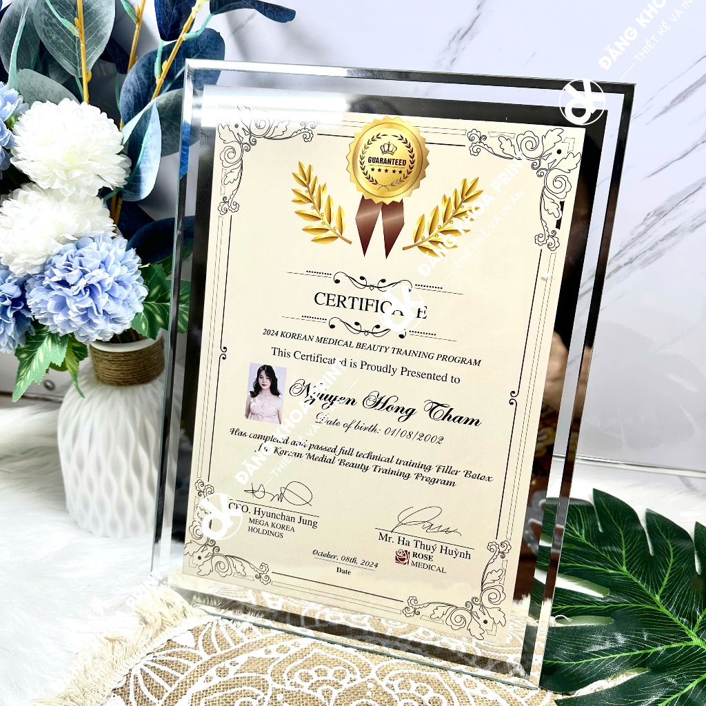Khung kính tràn viền A4 / A5 sang trọng đựng bằng khen, tranh ảnh. Để ngang dọc hoặc treo tường đều được. Mua sỉ inbox