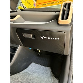 Tấm dán chống xước bảo vệ cốp ghế phụ dành cho xe VINFAST( tấm dán chất liệu Carbon Air Fiber).