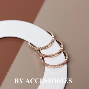 Set 3 nhẫn nữ titan kiểu tổ ong viền tròn trơn và đính đá mạ vàng 18K không gỉ WR2450 BY ACCESSORIES