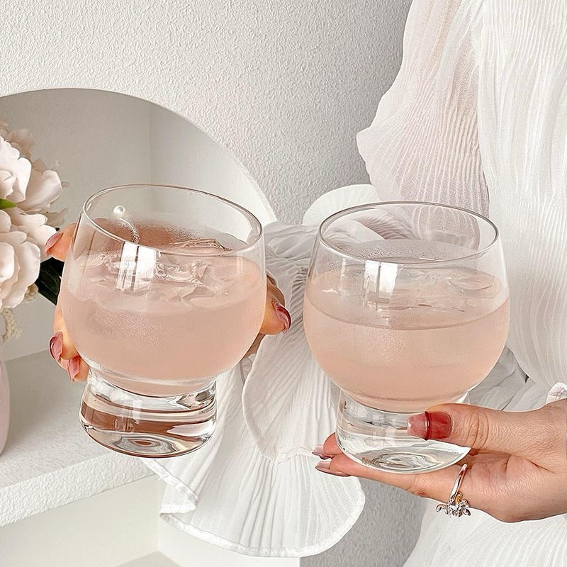 Cốc uống nước, ly nước đế dày dặn.