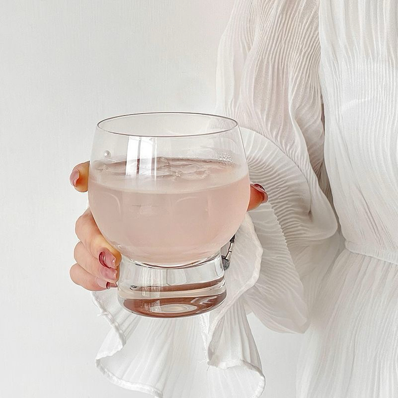 Cốc uống nước, ly nước đế dày dặn.