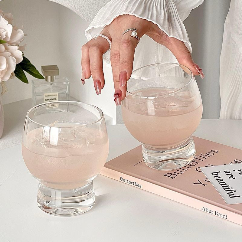 Cốc uống nước, ly nước đế dày dặn.