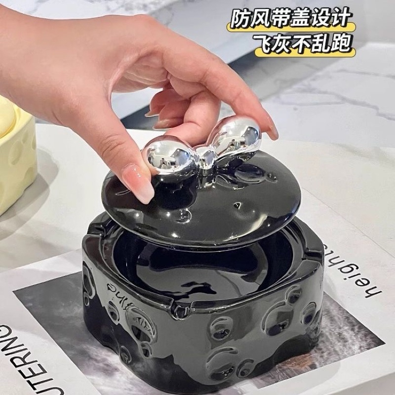 Gạt tàn sứ nắp nơ