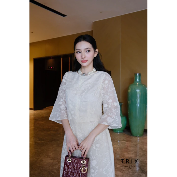 Áo Dài Ren Bigsize Tứ Thân Thêu Hoa Màu Be Sáng Xẻ Form Đứng Designed by Trix