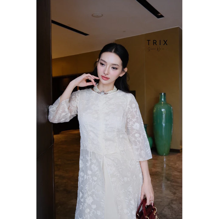 Áo Dài Ren Bigsize Tứ Thân Thêu Hoa Màu Be Sáng Xẻ Form Đứng Designed by Trix