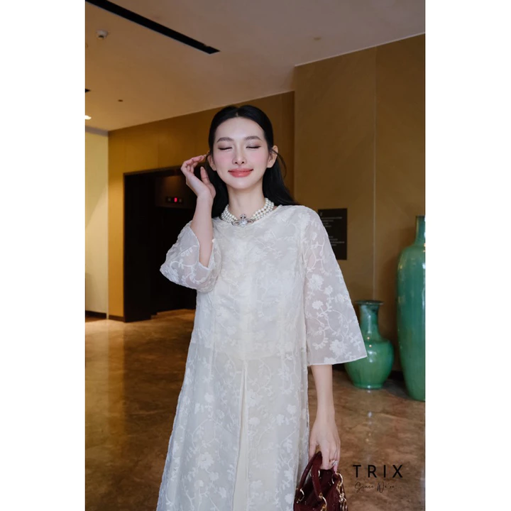 Áo Dài Ren Bigsize Tứ Thân Thêu Hoa Màu Be Sáng Xẻ Form Đứng Designed by Trix