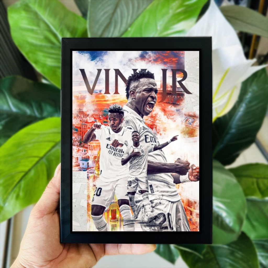 Poster Tranh Ảnh Để Bàn Cầu Thủ Bóng Đá Vinicius Junior (Có Thể Treo Tường)