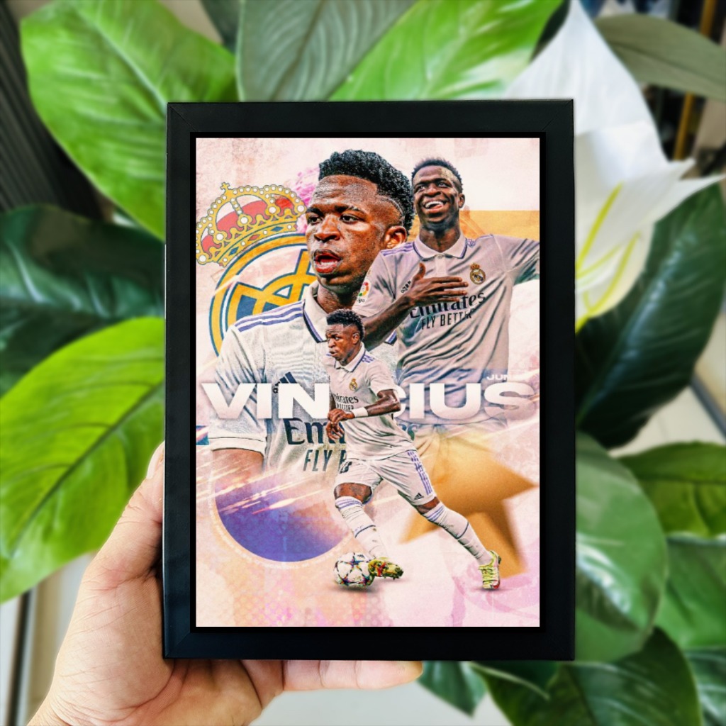 Poster Tranh Ảnh Để Bàn Cầu Thủ Bóng Đá Vinicius Junior (Có Thể Treo Tường)