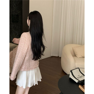 Áo khoác dạ tweed kẻ cổ tròn, phối viền tua rua cúc ngọc có 4 túi áo