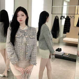 Áo khoác dạ tweed kẻ cổ tròn, phối viền tua rua cúc ngọc có 4 túi áo