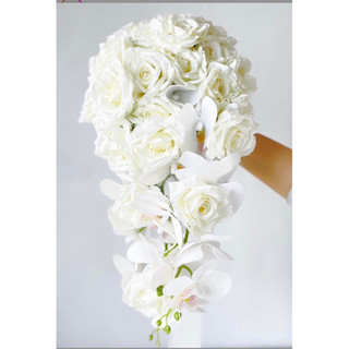 bó hoa cảm tay cô dâu thác đổ trắng TT002