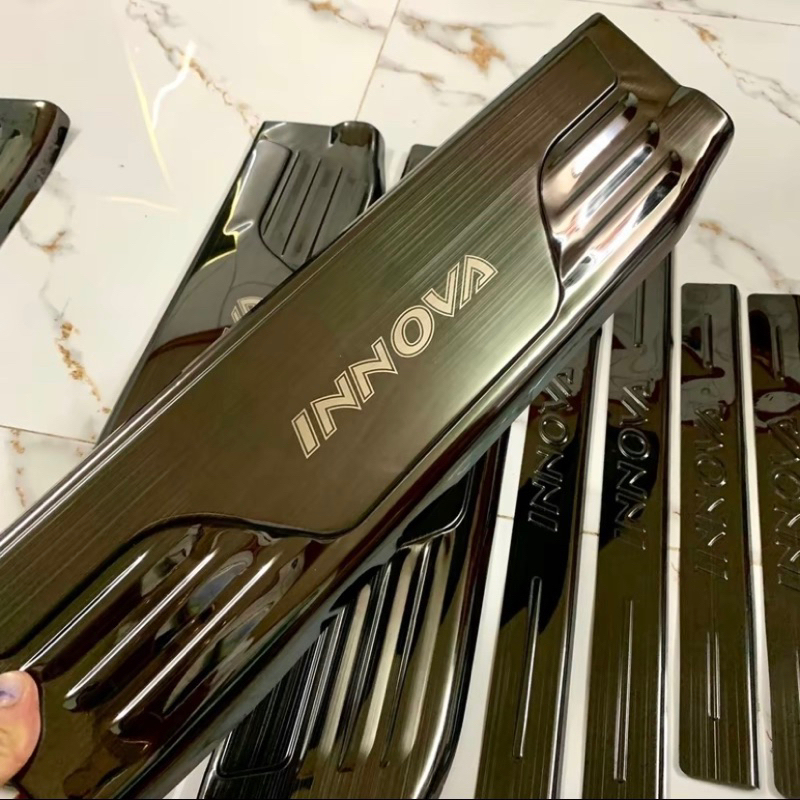Ốp bậc cửa, nẹp bước chân xe Innova 2017-2023 (Form cũ) Vân titan hàng cao cấp