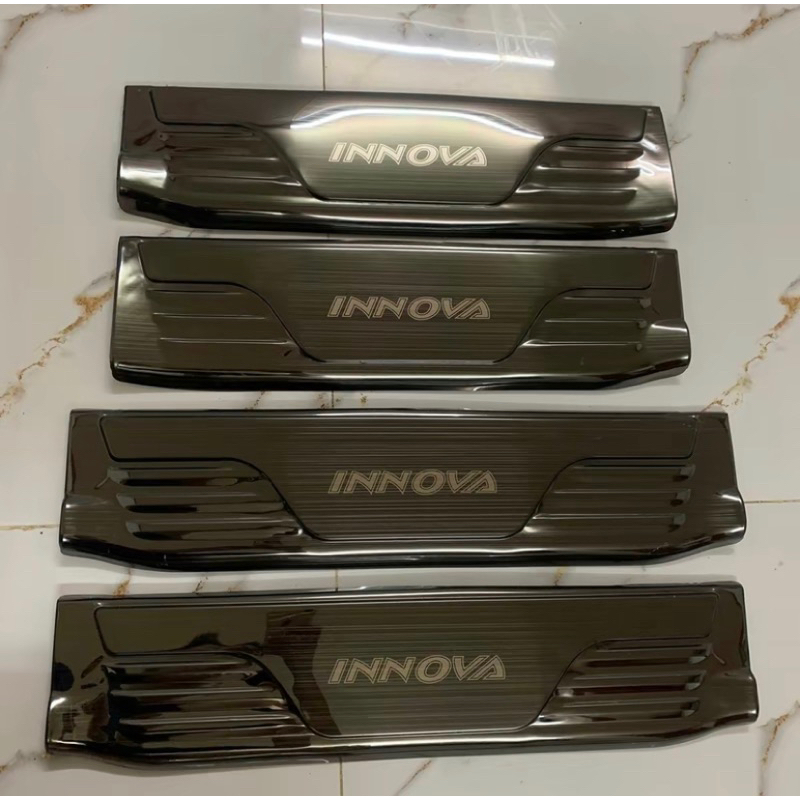 Ốp bậc cửa, nẹp bước chân xe Innova 2017-2023 (Form cũ) Vân titan hàng cao cấp