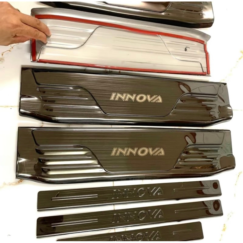 Ốp bậc cửa, nẹp bước chân xe Innova 2017-2023 (Form cũ) Vân titan hàng cao cấp