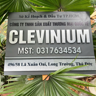 Bảng. Biển Công Ty alcorest Xám Đậm + nổi Trắng xước, in uv, logo nổi tuỳ chọn. Sang trọng tinh tế