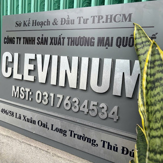 Bảng. Biển Công Ty alcorest Xám Đậm + nổi Trắng xước, in uv, logo nổi tuỳ chọn. Sang trọng tinh tế