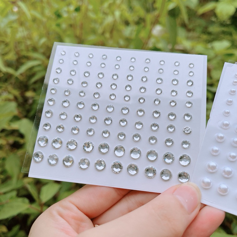 Đá dán tóc, sáng lấp lánh, có keo sẵn tiện lợi.