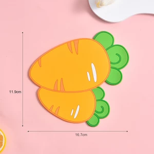 Thảm cà rốt bày đồ chơi trên ô tô