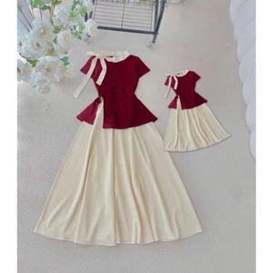 Đầm mẹ bé nơ cổ đỏ kèm chân váy xinh xắn