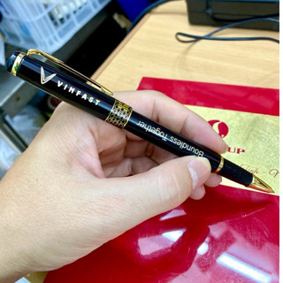 [Khắc thêm tên] Bút ký Vinfast, bút ký chủ tịch, bút ký giám đốc, mạ vàng 24k, ngòi 0.7mm mực xanh viết trơn