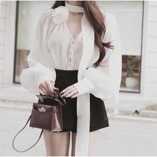 Set Đồ Nữ Áo Sơ Mi Tơ Tay Bồng Cài Hoa Cổ Tim Dáng Dài Mix Quần Sooc Ngắn Đen Phong Cách Hàn Quốc