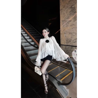 Set áo tơ cổ bèo phối hoa kèm quần sooc cao cấp.