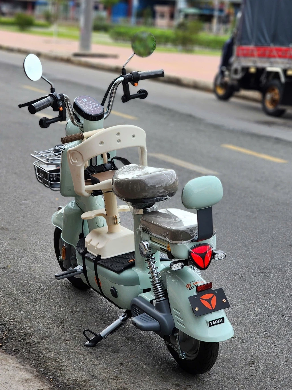 Tựa Lưng xe đạp điện Yadea I8