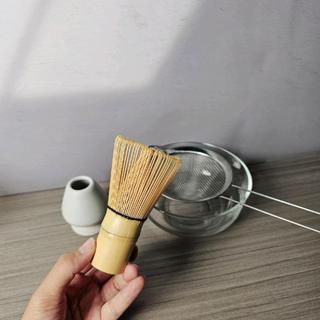 Trọn bộ dụng cụ đánh matcha gồm chổi chasen, giá đỡ chổi chasen, bát đánh matcha, rây bột matcha inox, dùng pha chế