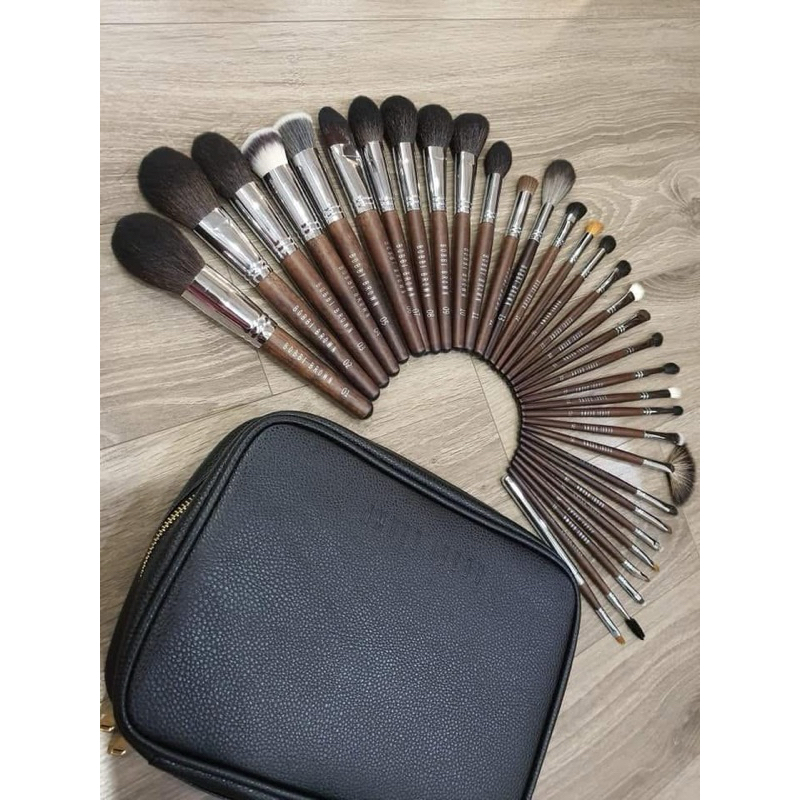 Bộ cọ Bobbi Brown 33 cây, cán nâu. SP chuyên dụng cho make up cô dâu chuyên nghiệp. Lông cọ cực mịn màng, bám phấn.