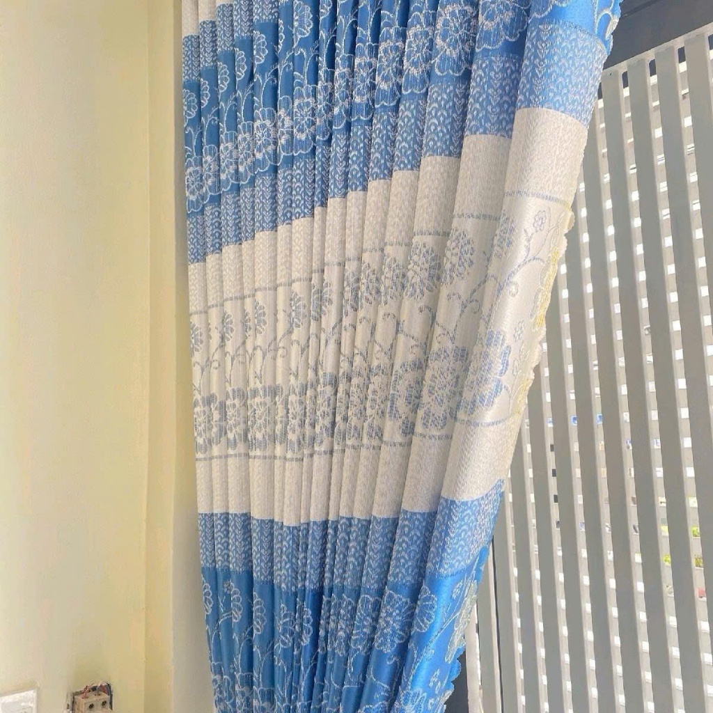 Gấm hoa văn màu xanh , giá của 1 tấm rèm căng thẳng ( chua bao gồm thanh treo) vải polyster 2 lớp cản nắng 70% thích hợp