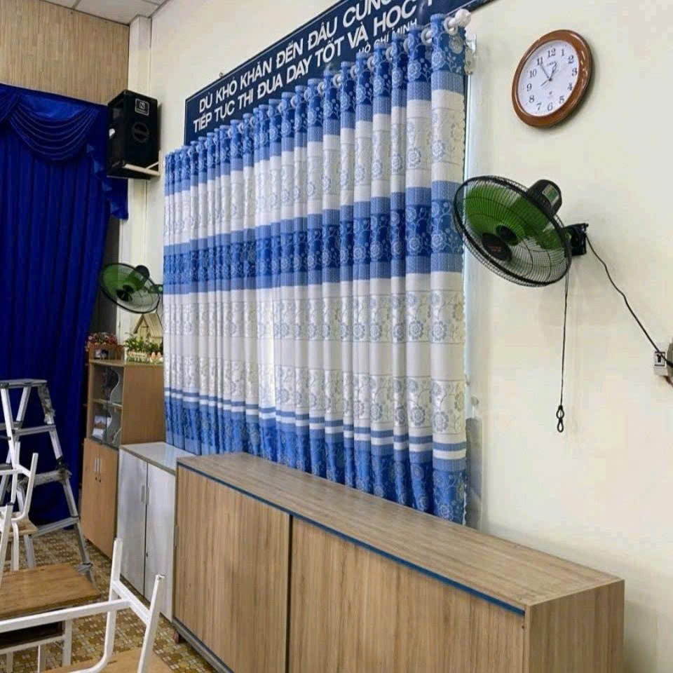 Gấm hoa văn màu xanh , giá của 1 tấm rèm căng thẳng ( chua bao gồm thanh treo) vải polyster 2 lớp cản nắng 70% thích hợp