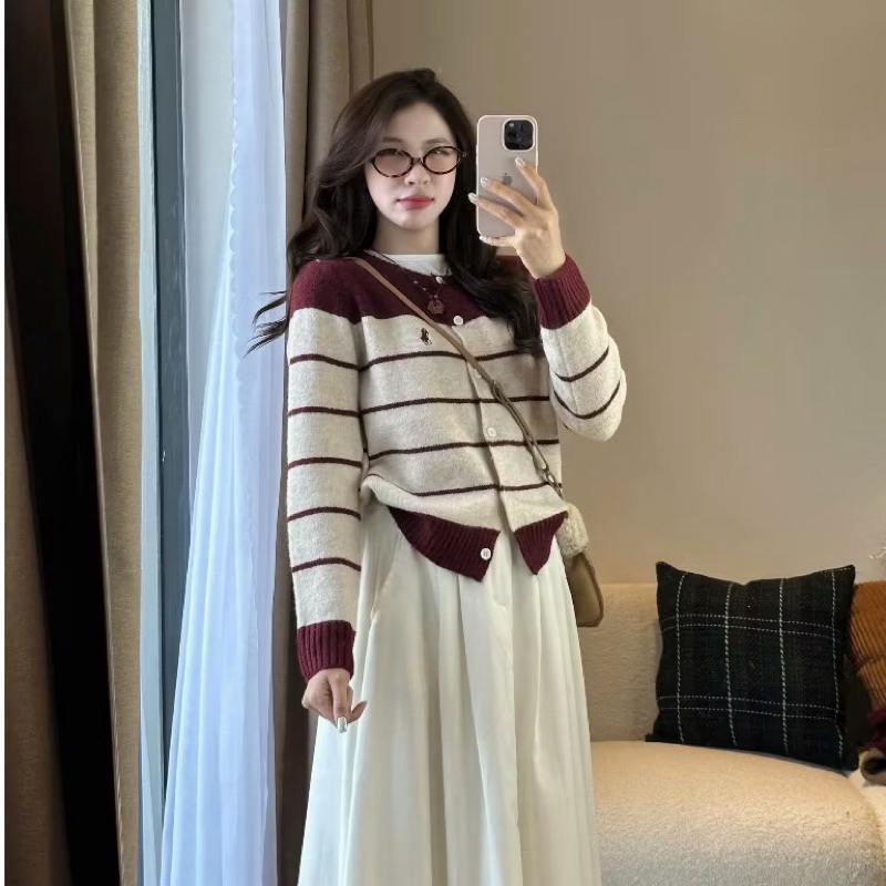 [Hàng có sẵn] Áo len Cardigan phối kẻ thêu ngựa 818