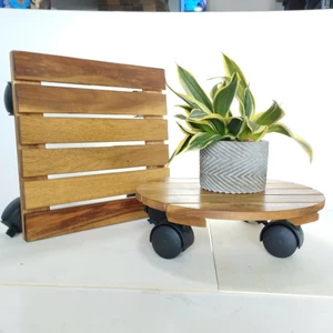 Đế lót chậu cây cảnh bằng gỗ di chuyển nhẹ nhàng, để chậu cây có bánh xe.