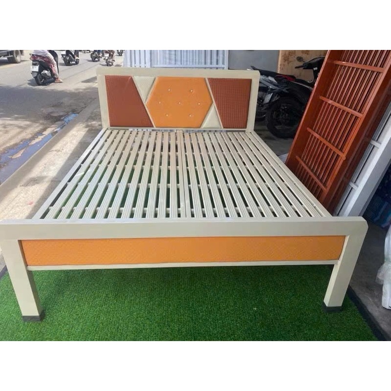 Giường sắt đơn giản màu trắng kem 1m6 x dài 2m.