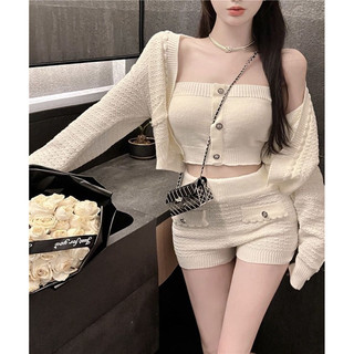 Set bộ len 3 món đồ Jennie gồm áo khoác croptop tay dài áo quây phối quần short