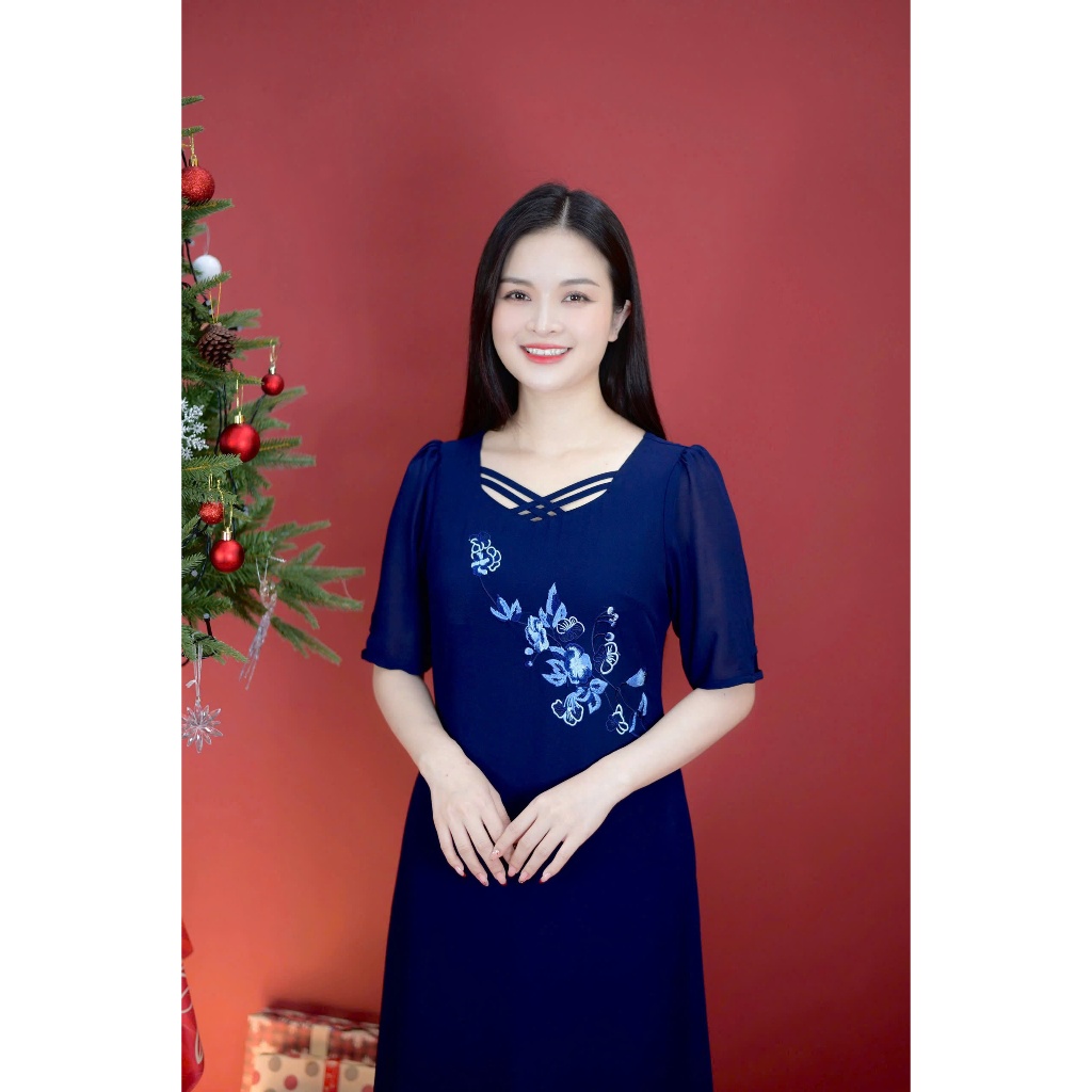 Ảnh Đầm suông trung niên cho mẹ - Cổ vuông tim đan dây thêu hoa tay lỡ - Xanh đen - TTV1808 2