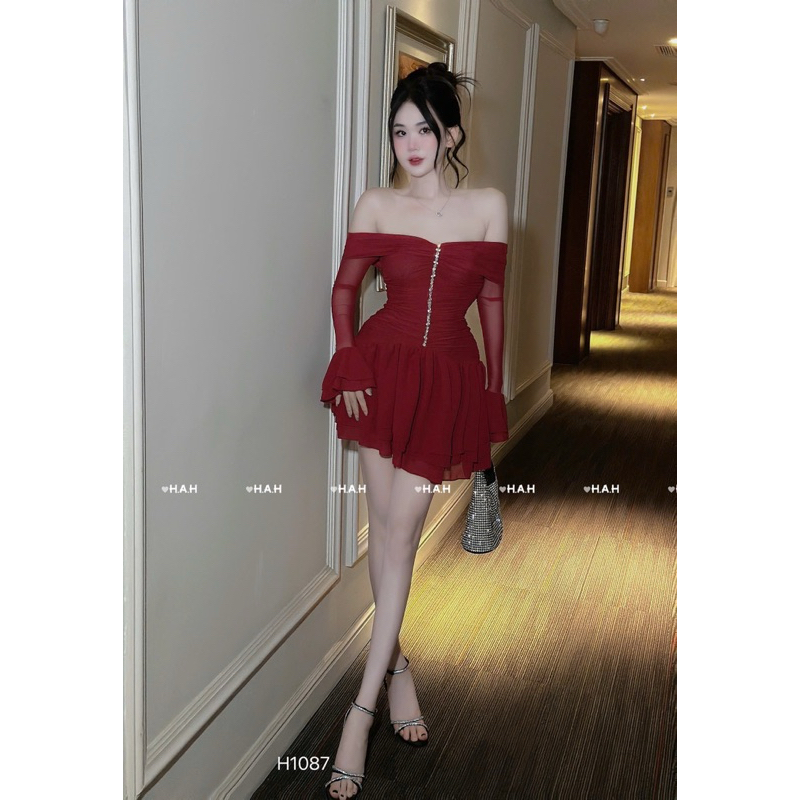 Đầm trễ vai bánh bèo đính đá chân xoè tiểu thư